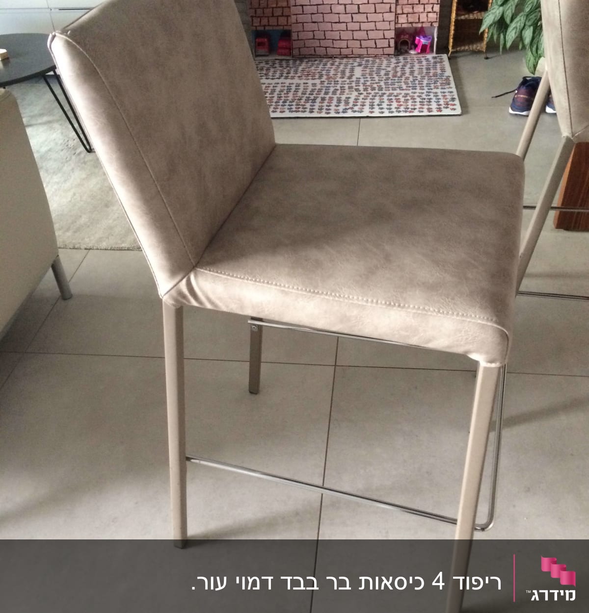 כיסא מרופד בצבע בז